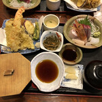 Oshokujidokoro Hattachi - 浜定食　刺身が新鮮でプリプリ、天ぷらもふわふわで美味しくいただきました。