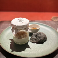 Ji-Cube - おこげに乗せていただくピータン豆腐。辣油の効いたソースが好相性。