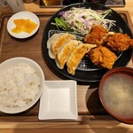 餃子とカレーザンギの店 点心札幌 - 点心札幌ミックス定食(900円)です。
