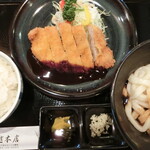 七越本店 - とんかつ定食。980円