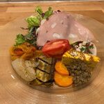 TRATTORIA Daje - ランチコースは前菜の盛り合わせからスタートです・・・
             
            前菜といってもこの量、これだけでお腹一杯になりそうですよ。