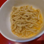ラーメン二郎 - 麺を生玉子に絡めてスキ焼風に！