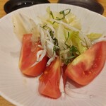 海鮮料理と酒 いくひさ - トマトとしらすのサラダ