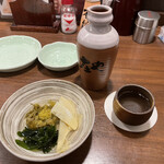 庄や - 日本酒大徳利の常温とお通し〔若筍、蕗の薹、わかめ〕
