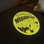 ラーメン二郎 - メッセージライトで照らされた待機スペース！