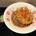 いろり庵きらく そば - 料理写真:...「冷しかき揚げそば（590円）」、ココの蕎麦はガリカタで実に美味しい。個人的には玉川や富士そばよりも好き。。