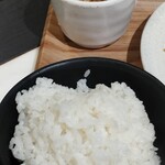 Senriba Rateifufu - スープ、ご飯(大盛り無料)、写真は普通盛り