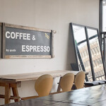 cafe qroth - 大型倉庫を改装した店内はとてもオシャレ✧‧˚
            お席との間隔はとても広くとられています。