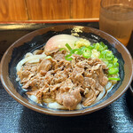 手打十段 うどんバカ一代 - 温玉肉ぶっかけ 冷 小 610円。