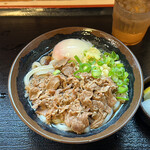 手打十段 うどんバカ一代 - 温玉肉ぶっかけ 冷 小 610円。