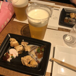 麹町いづみや しろ - 生ビール 、【おつまみ：5品】かすべほっぺ燻製、真鱈白子、鰤かま煮付け、あん肝旨煮、なまこ酢