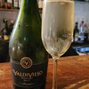 ブルーグロッソ - お酒①ビーニャ・バルディビエソ・リミテッド・ブリュットNV(スパークリングワイン、チリ) (税込800円)
葡萄品種:シャルドネ、ピノ・ノワール