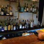ブルーグロッソ - お酒がズラリと並んだカウンター
            店内は間接照明で大人の隠れ家感が漂いますが、場所柄、金融機関のサラリーマンらしき小集団やOLさん達などが多い様で賑やかでした