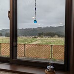 蕎麦カフェ田伝 - 窓からの景色。チーンと鳴らすところは鳴子こけし(笑)