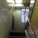 AHILYA - 階段で３階へ