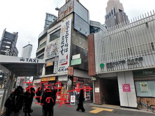 AHILYA - お店のある建物はこの奥