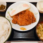 Shinshin Tei - とんかつ定食＆目玉焼き