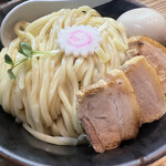 201765616 - 柔らかく喉越しよい麺。チャーシューも香ばしさと肉肉しさが絶妙