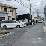 Teuchi Udon Hariya - 離れたコインパーキングから歩いてくると、お店の前に人だかり