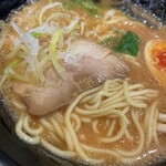 Hama Zushi - 旨辛とんこつ醤油ラーメンの麺をアップで