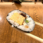 Sobadokoro Toki - 巻き寿司の海苔はしなっとして残念ですが、玉子の甘みに山椒の風味、香りWアクセントで美味しい‼️
