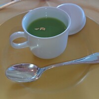 クイーン・アリス 横浜店 - 空豆とグリンピースのスープ