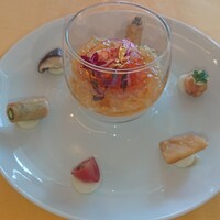 クイーン・アリス 横浜店 - オマール海老とフレンチキャビアをのせた新玉ねぎのムース