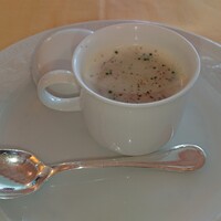 クイーン・アリス 横浜店 - アサリのスープ　カプチーノ仕立て
