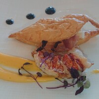 クイーン・アリス 横浜店 - オマール海老とホワイトアスパラガスのフイユテ　オランデーズソース