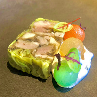 ザ モメンタム バイ ポルシェ - 津軽産鴨と長芋、十和田産シルバーベル（西洋梨）のゼリー寄せ　クリームチーズのソースがアクセントで