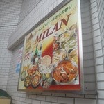 ミラン - 階段下の看板