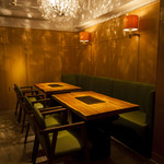 Ebisu Yakiniku Kintan - ワイングラスのシャンデリアが印象的なテーブル席。8名様〜10名様の半個室としてもご利用いただけます。