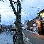 骨付鶏 ひろ - 目の前は京橋川、向こうは鍛冶橋