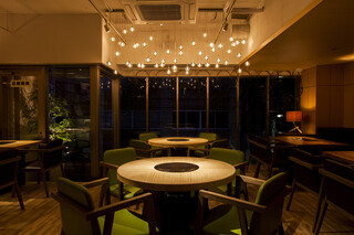 Ebisu Yakiniku Kintan - 料理とワイン、会話も楽しめるシックな空間。