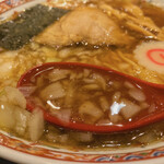 Echigo Soba - スープは鰹節強め。
                        レンゲを沈めると、
                        スープの上に広がっている刻み玉ねぎが
                        勝手に吸い寄せられて入ってくる。
                        これですよ、これ！(￣Д￣)ﾉ
                        八王子ラーメンの良さに愛着が湧く。