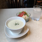 津々井 - ランチセットのスープとサラダ