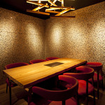 Ebisu Yakiniku Kintan - 壁一面に貼られたタイルが印象的なデザイン個室。（2～4名様/4～6名様）