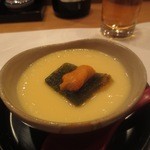 五徳 - トウモロコシのスープ、ウニ乗せ