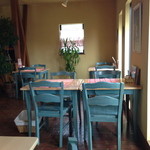 さんびきのこぶた - 木製のテーブル、イスも、すごくいい感じです。このテーブルとイス、欲しいくらい。