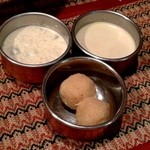 ベンガル料理プージャー - デザート3種類（各400円）ヨーグルト、ココナッツ粥、ココナッツ団子