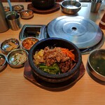 サムギョプサル専門店 金ちゃん - プルコギビビンパ、小皿料理４皿、スープがセットになってます。ビビンパのご飯は大盛りにしました