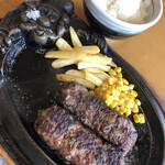 ブロンコビリー - ハンバーグ200g ◎魚沼産コシヒカリを大かまどで炊き上げた大かまどごはん　サイズは普通です。ご飯美味しすぎてまだパンを食べたことがない