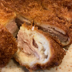 とんかつ桂 - 断面は肉汁がじんわりと。