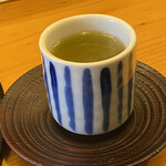とんかつ桂 - 濃いめの緑茶。
