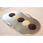 ベージュ アラン・デュカス 東京 - CHANELカメリアを模したチョコレート