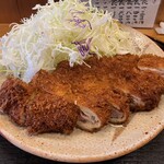 とんかつ桂 - 上ひれかつ。キャベツも山盛りです。キャベツはおかわりできます。