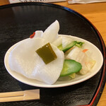 とんかつ桂 - 盛りだくさんのお新香。
