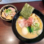 麺屋 七利屋 - 味玉濃厚鶏そば ¥890、
            チャーシュー丼 ¥250