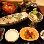 北新地 弧柳 - 花はりんどう・石鎚の冷酒・ホンマグロトロと赤身を卵黄黄身漬け・マゴチの造りとカマスの炙り造り・スズキのあおさ蒸し・泉州泉タコタスマニアマスタードを北海道がごめ昆布で