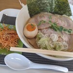 Mendokoro Tomiya - 豚骨しょうゆラーメン（並）➕チャーシュー➕辛味ねぎ